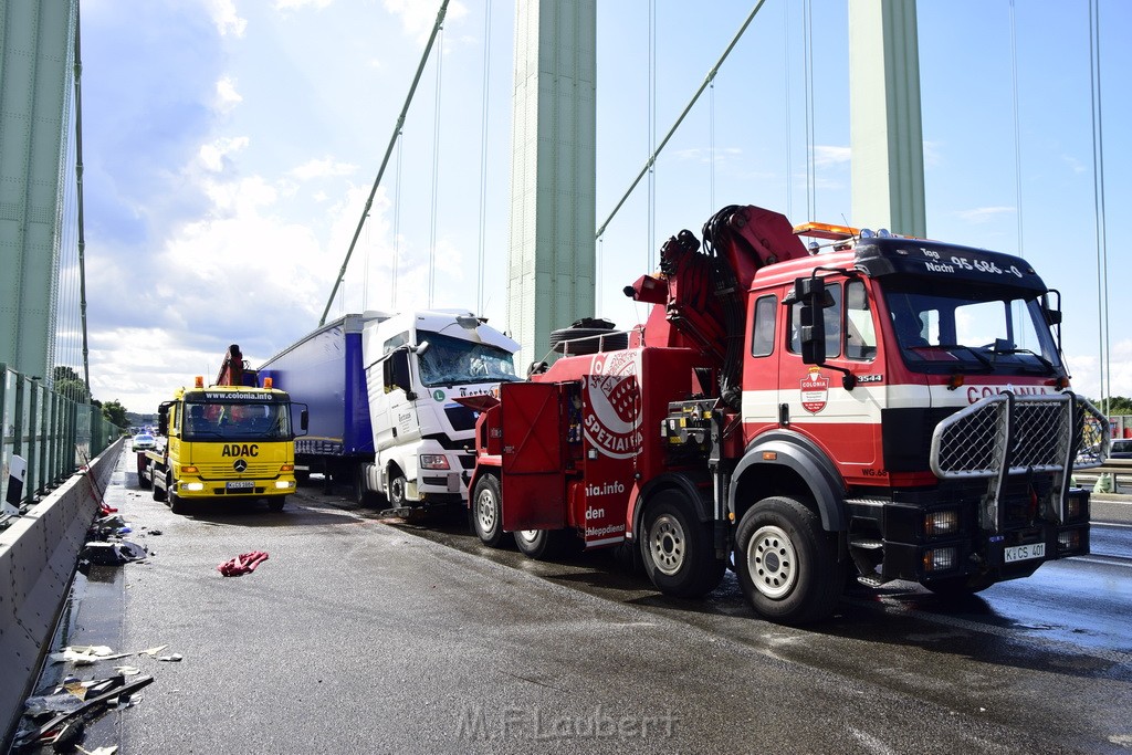 Schwerer LKW VU PKlemm A 4 Rich Olpe auf der Rodenkirchener Bruecke P432.JPG - Miklos Laubert